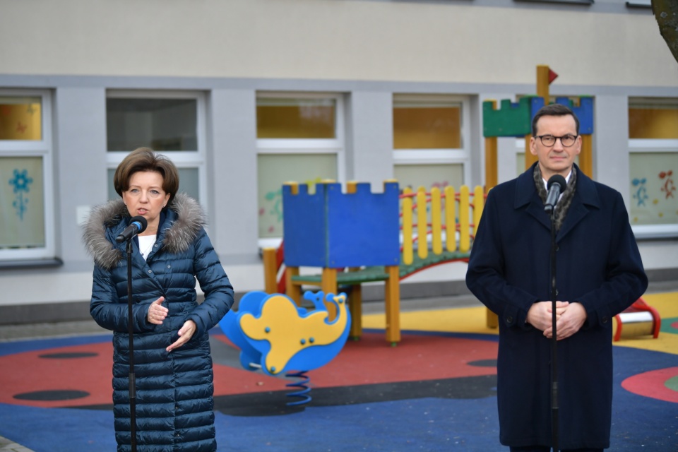 Założenia nowej edycji programu przedstawili w Pilawie premier Mateusz Morawiecki i minister rodziny Marlena Maląg/fot. Przemysław Piątkowski, PAP