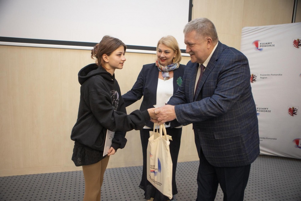 Podczas konferencji wręczono nagrody laureatom konkursu „Zdrowie psychiczne – wyraź je artystycznie”/fot. Mikołaj Kuras dla UMWKP