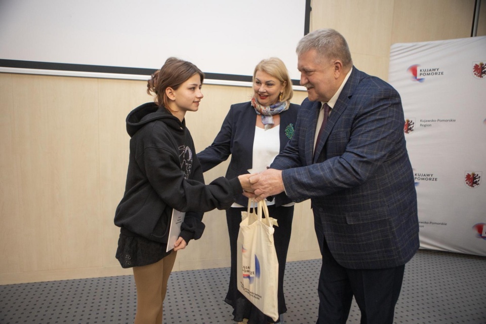 Podczas konferencji wręczono nagrody laureatom konkursu „Zdrowie psychiczne – wyraź je artystycznie”/fot. Mikołaj Kuras dla UMWKP