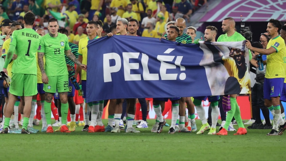 Po meczu Brazylijczycy przekazali wsparcie legendzie piłki nożnej - Pelemu, który zmaga się z nowotworem. Fot.: Abedin Taherkenareh