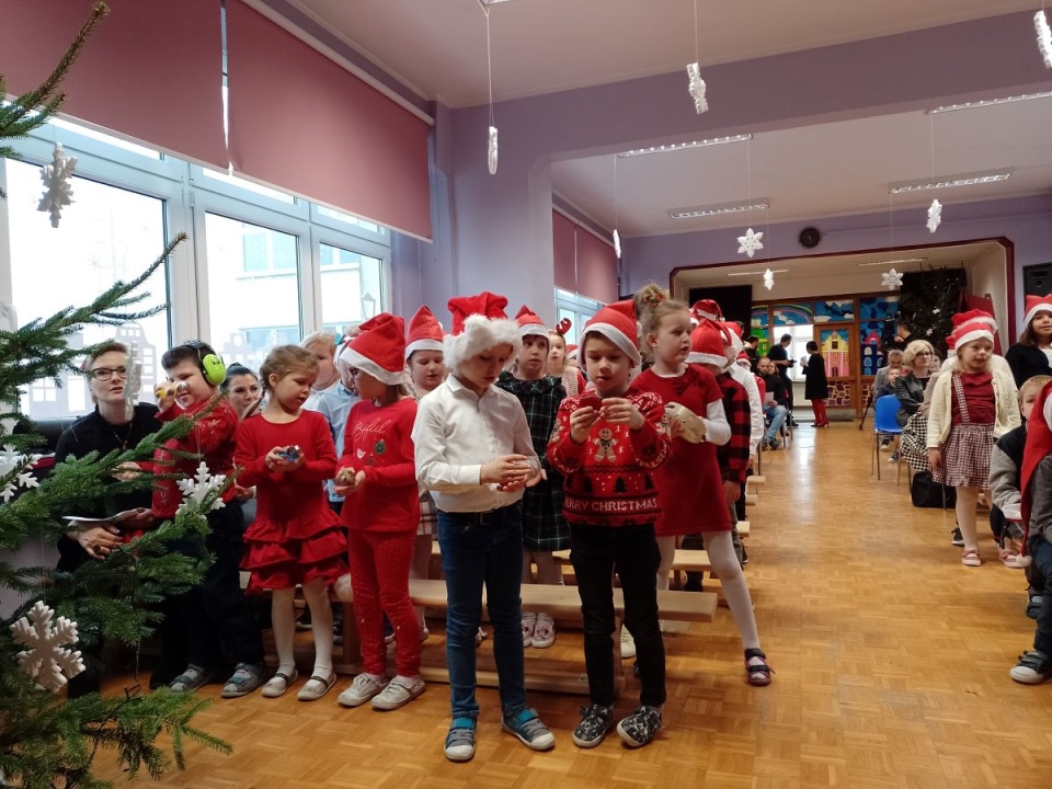 Głośne czytanie na mikołajki to już tradycja w SP nr 9 w Toruniu/fot. Michał Zaręba