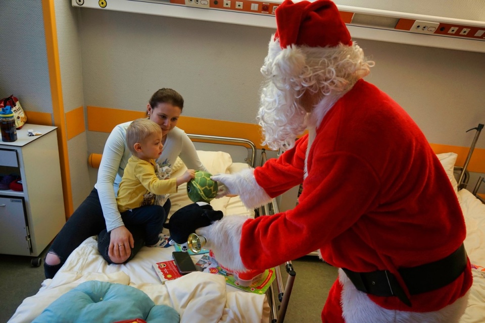 Święty Mikołaj spotkał się z wszystkimi dziećmi w szpitalu/fot. nadesłane