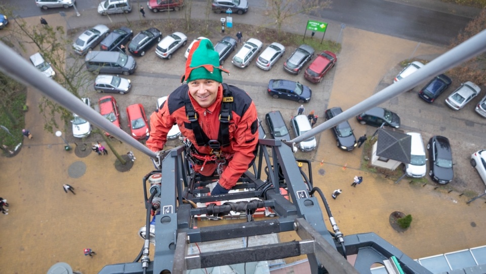 W koszu był Święty Mikołaj, a pod koszem strażacy opuszczający się na linach z 30 metrów/fot. Marcin Zapora, Bydgoszcz 998