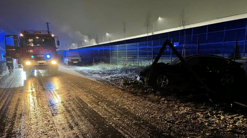 W piątek parę minut po północy samochód osobowy wpadł na słup energetyczny w Zielonce (gm. Białe błota)./fot. OSP Białe Błota