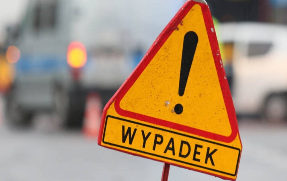 Droga krajowa nr 15 była nieprzejezdna w Suchatówce, gdzie zderzyły się w sobotę po południu trzy samochody osobowe./fot. PAP/Leszek Szymański