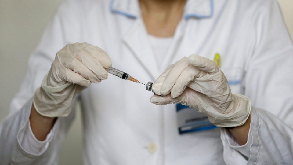 Zastrzyki dla dzieci będą wykonywane szczepionką Comirnaty/fot. PAP, EPA