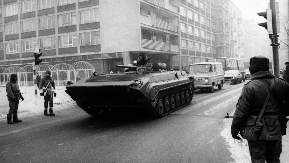 Stan wojenny, czołgi na ulicach/fot. PAP Archiwum