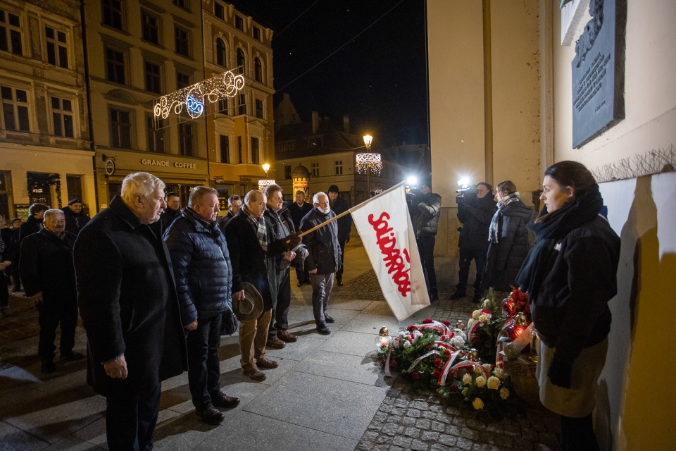 O północy w nocy z 12 na 13 grudnia złożono kwiaty pod tablicą Solidarności w Toruniu/fot. Mikołaj Kuras, UMWKP