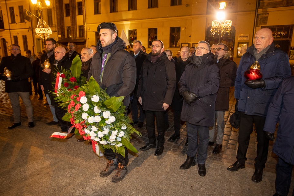 O północy w nocy z 12 na 13 grudnia złożono kwiaty pod tablicą Solidarności w Toruniu/fot. Mikołaj Kuras, UMWKP