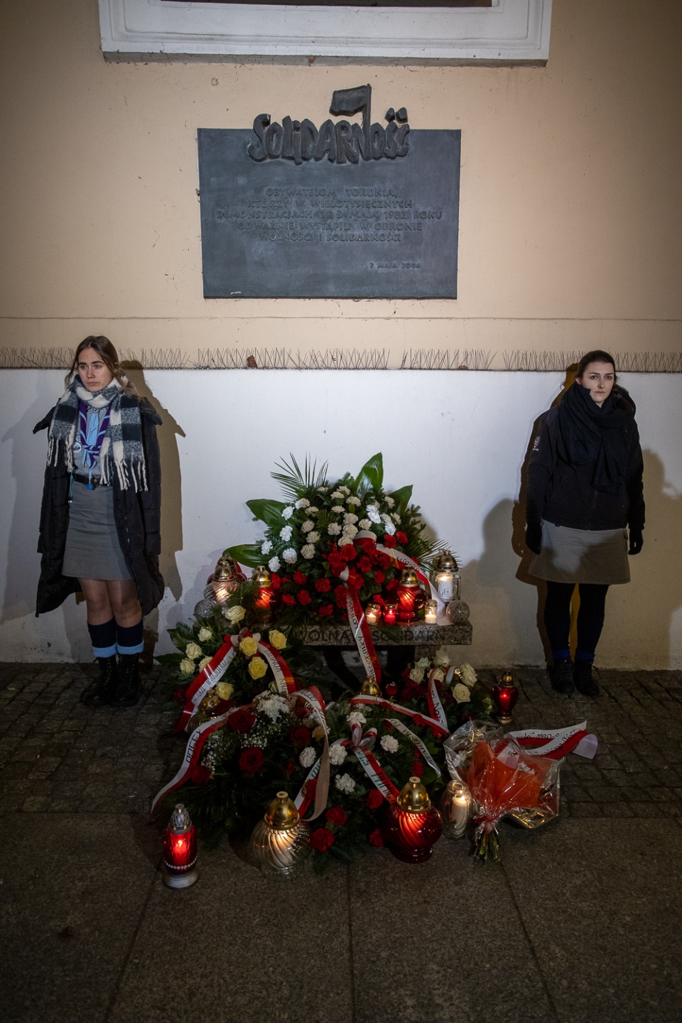 O północy w nocy z 12 na 13 grudnia złożono kwiaty pod tablicą Solidarności w Toruniu/fot. Mikołaj Kuras, UMWKP