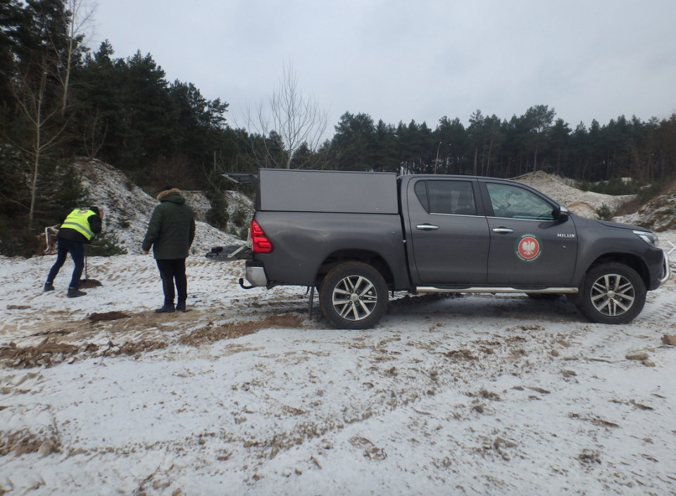 Odwierty prowadzone przez inspektorów WIOŚ na składowisku w powiecie linowskim/fot. Wojewódzki Inspektorat Ochrony Środowiska we Włocławku