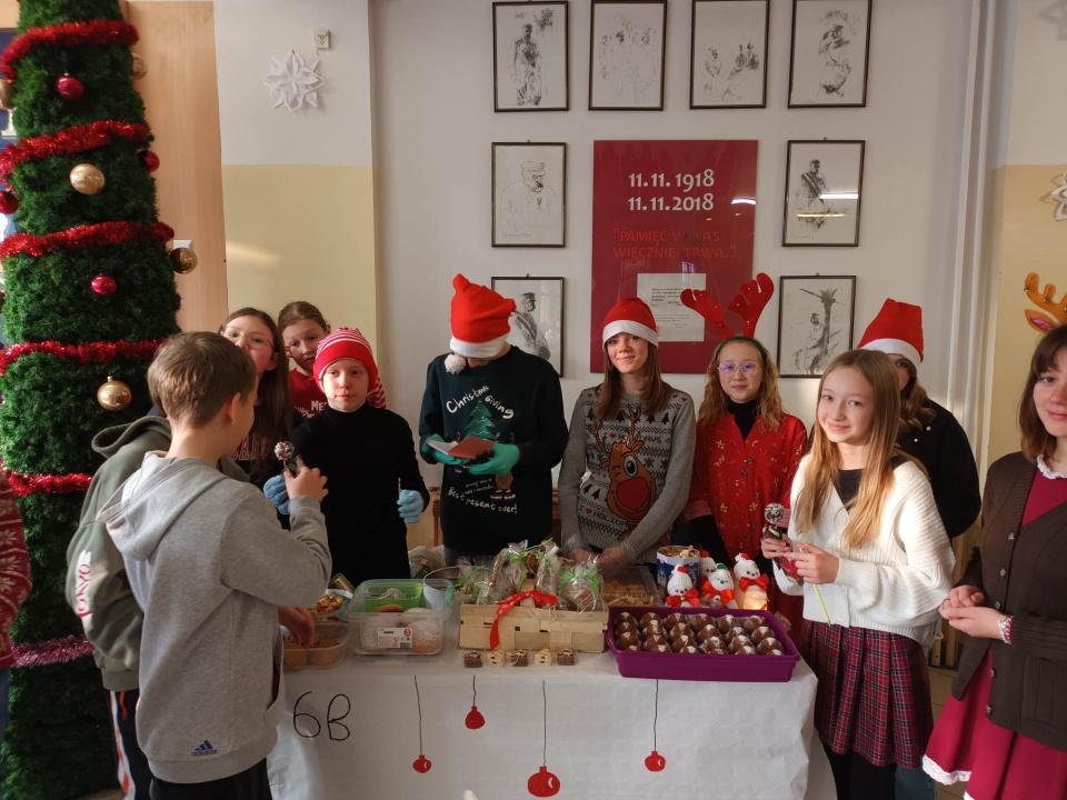 Uczniowie przygotowali kiermasz: sprzedają słodkości przygotowane w domach/fot. Monika Siwak