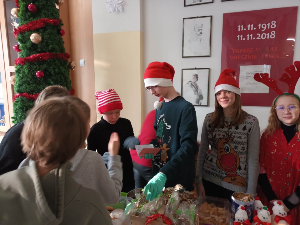 Uczniowie przygotowali kiermasz: sprzedają słodkości przygotowane w domach/fot. Monika Siwak