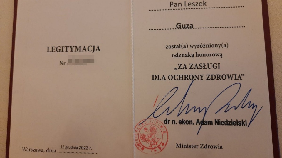 W minioną środę asp. szt. Leszek Guza otrzymał najwyższe odznaczenie – honorową odznakę „Za zasługi dla ochrony zdrowia”/fot. materiały policji
