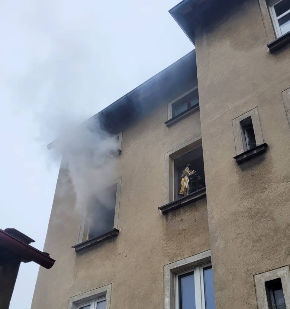 Jak podają strażacy, zapaliły się śmieci w mieszkaniu/fot. Komenda Miejska Państwowej Straży Pożarnej w Grudziądzu, Facebook