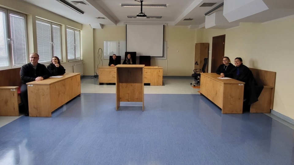 Tak wygląda sala sądowa przygotowana przez PANS we Włocławku. Fot.: Państwowa Akademia Nauk Stosowanych we Włocławku/Facebook