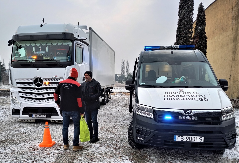 Akcja pn. „Bezpieczna droga do szkoły” odbyła się w Szkoły Podstawowej nr 43 w Bydgoszczy . Uczniowie mogli m.in. zasiąść za kierownicą ciężarówki i przekonać się jak ograniczoną widoczność mają kierowcy tego typu pojazdów./fot. Agata Raczek