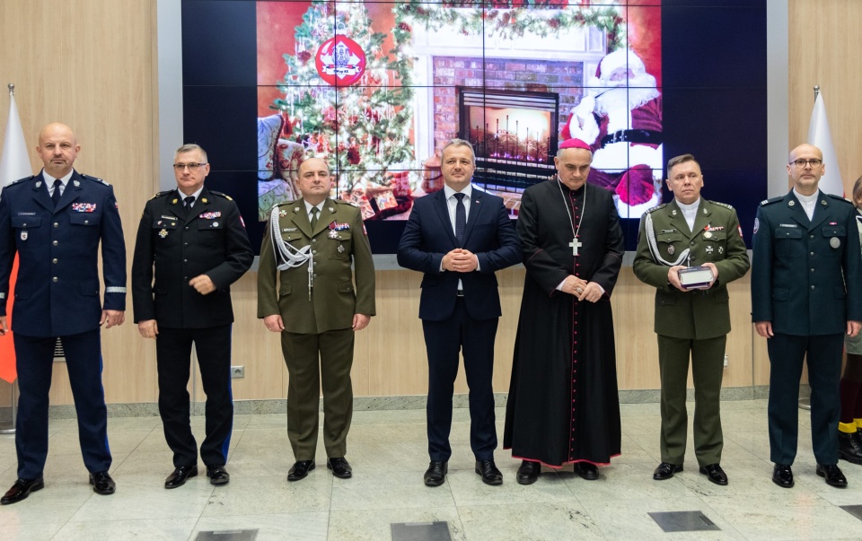 3. Szczep Więcborskich Drużyn Harcerskich „Aurea Tria" przekazał wojewodzie Betlejemskie Światło Pokoju/fot. materiały UW Bydgoszcz