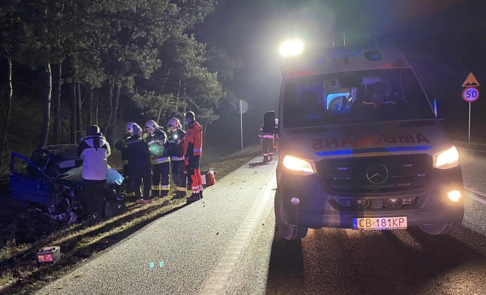 Samochód dachował w Przyłubiu. Jedna osoba została poszkodowana./fot. OSP Solec Kujawski/Facebook