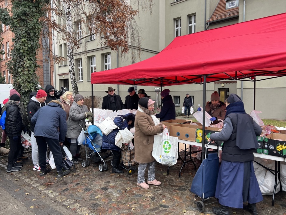 Wydawanie paczek przez Caritas Diecezji Bydgoskiej/fot. Marcin Jarzembowski, diecezja.bydgoszcz.pl