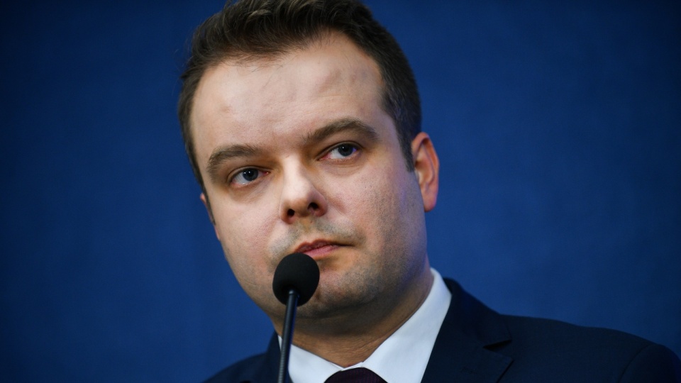 Rafał Bochenek tłumaczył, dlaczego zmiany mają korzystnie wpłynąć na frekwencję. Fot.: Marcin Obara/PAP
