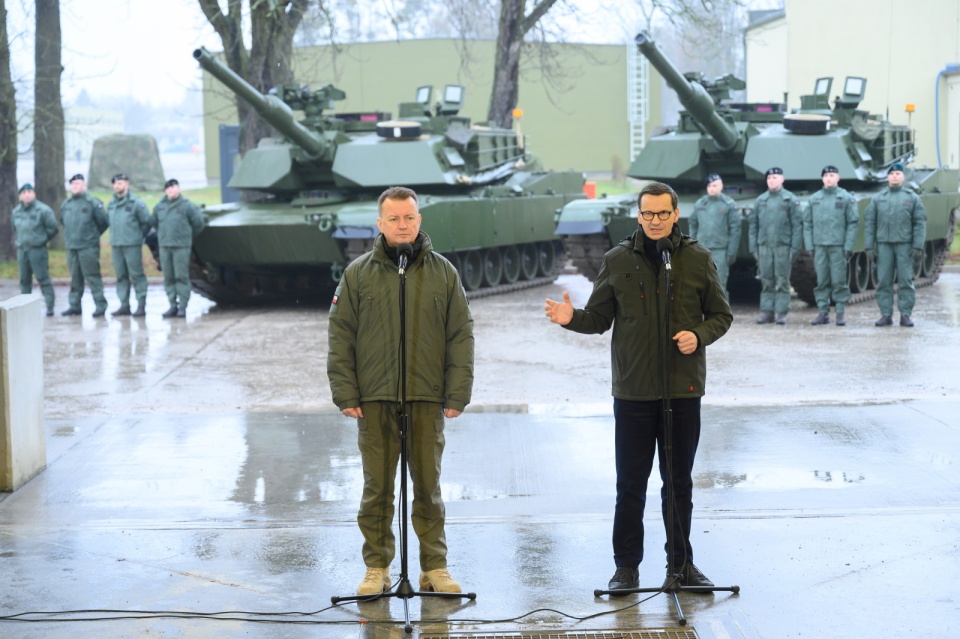 Premier Mateusz Morawiecki i wicepremier, minister obrony narodowej Mariusz Błaszczak (L) podczas spotkania z żołnierzami, m.in. załogami szkolącymi się na czołgach Abrams, w Centrum Szkolenia Wojsk Lądowych w Biedrusku/fot. Jakub Kaczmarczyk, PAP