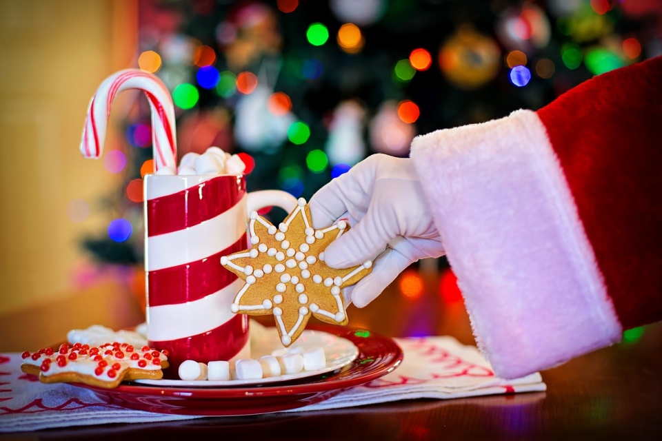 Tylko w niektórych krajach Europy prezenty roznosi Święty Mikołaj. Są miejsca, gdzie zastępuje go Aniołek, skrzaty czy Joulupukki/fot. ilustracyjna, Pixabay