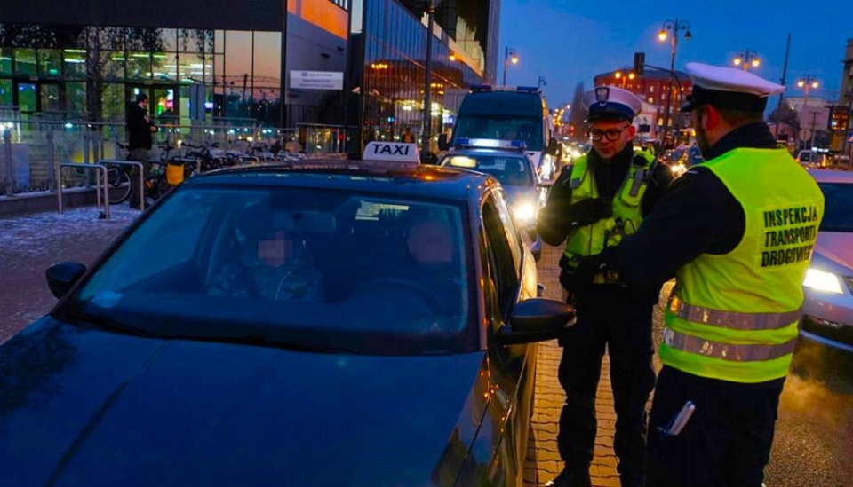 Policjanci, inspektorzy transportu drogowego i przedstawiciele fiskusa zapowiadają regularne kontrole przewozów taksówką za opłatą ustaloną na podstawie aplikacji mobilnej. Wyniki tej pierwszej nie były najlepsze./fot. WITD Bydgoszcz