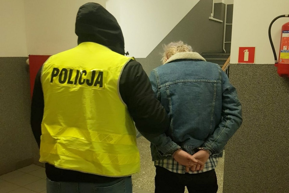 Policjanci z bydgoskiego Błonia zatrzymali 19-latka podejrzanego o znaczne posiadanie narkotyków. Mężczyzna miał przy sobie zakazaną substancję psychotropową 3CMC./fot. KWP Bydgoszcz