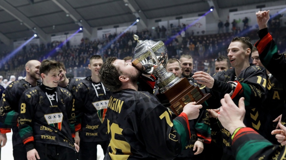 Hokeiści GKS-u Tychy cieszący się z Pucharu Polski. Fot.: Zbigniew Meissner/PAP