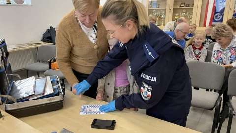 W Komendzie Miejskiej w Bydgoszczy podsumowano akcję „Dzień bezpieczeństwa z dziadkami”. Fot. Tomasz Kaźmierski