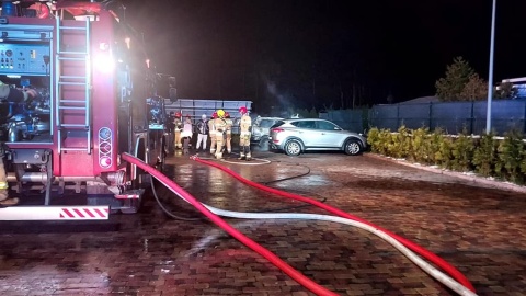 Na parkingu bydgoskiej restauracji spłonęły trzy samochody, a czwarty uległ poważnemu uszkodzeniu./fot. Bydgoszcz 998