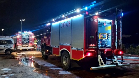 Na parkingu bydgoskiej restauracji spłonęły trzy samochody, a czwarty uległ poważnemu uszkodzeniu./fot. Bydgoszcz 998