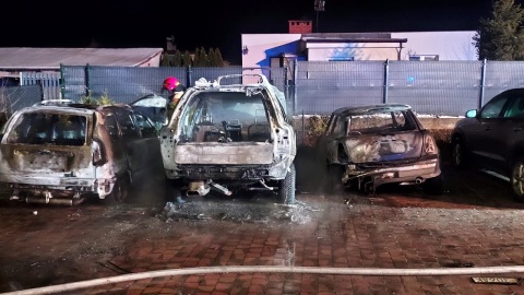 Na parkingu bydgoskiej restauracji spłonęły trzy samochody, a czwarty uległ poważnemu uszkodzeniu./fot. Bydgoszcz 998