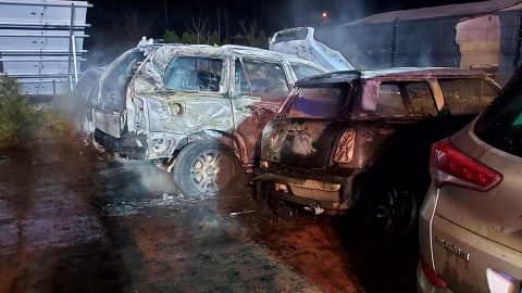 Na parkingu bydgoskiej restauracji spłonęły trzy samochody, a czwarty uległ poważnemu uszkodzeniu./fot. Bydgoszcz 998