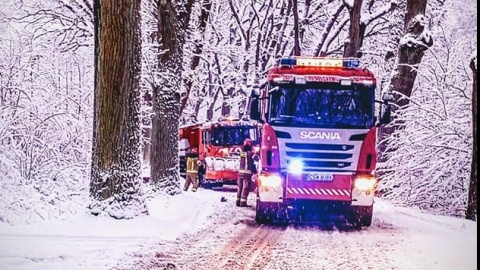 Podczas dojazdu do zdarzenia w Żurze, na łuku drogi jednostka OSP Osie zastała śmieciarkę blokującą jezdnię w obu kierunkach. Podjęto działania w celu udrożnienia drogi. Z kolei w Grabowej Buchcie kłopot miała piaskarka, częściowo stojąca w rowie i zaklinowana między drzewami. Do wyciągnięcia samochodu niezbędna okazała się pomoc strażaków z JRG Świecie./fot. OSP Osie/Facebook