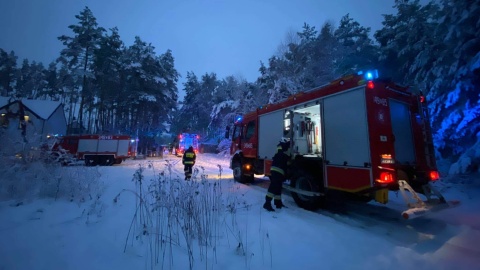 Podczas dojazdu do zdarzenia w Żurze, na łuku drogi jednostka OSP Osie zastała śmieciarkę blokującą jezdnię w obu kierunkach. Podjęto działania w celu udrożnienia drogi. Z kolei w Grabowej Buchcie kłopot miała piaskarka, częściowo stojąca w rowie i zaklinowana między drzewami. Do wyciągnięcia samochodu niezbędna okazała się pomoc strażaków z JRG Świecie./fot. OSP Osie