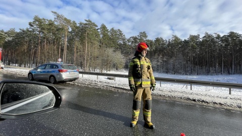 Strażacy pomagają po kolizji na trasie Stryszek - Bydgoszcz/fot. Tomasz Kaźmierski