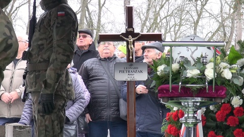 Pożegnanie Leonarda Pietraszaka na cmentarzu Starofarnym w Bydgoszczy. (jw)