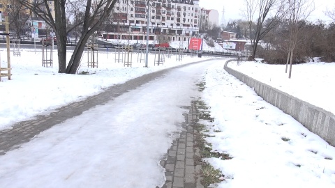 Oblodzony chodnik od strony Zielonych Arkad w Bydgoszczy w kierunku centrum. (jw)