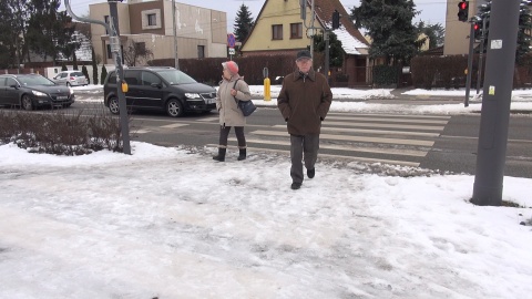 Lód to niebezpieczeństwo upadku nie tylko dla starszych ludzi. Przejście dla pieszych, ul Glinki w Bydgoszczy (jw)