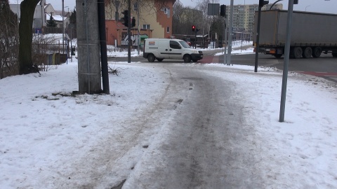 I kolejne przejście dla pieszych przez ul. Cmentarną w Bydgoszczy.