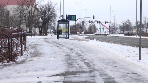 Przystanek autobusowy na rogu Trasy Uniwersyteckiej i ul. Wojska Polskiego w kierunku ul. Glinki. Wsiąść i wysiąść z autobusu, to nie problem. Wyzwaniem jest dojść do przystanku. (jw)