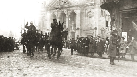 Wkroczenie wojsk polskich do Bydgoszczy w ramach akcji rewindykacji, styczeń 1920 r. Na czele oddziału przejeżdżającego przez pl. Teatralny gen. Józef Dowbor Muśnicki, obok płk. Marquete reprezentujący armię francuską. Fot: NAC