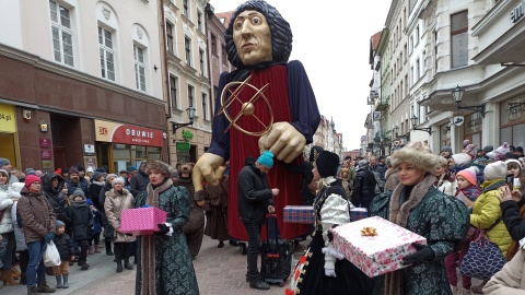 Mikołaj Kopernik wziął udział w pochodzie i otrzymał urodziny tort. Weekend w Toruniu stoi pod znakiem 550. rocznicy urodzin wybitnego astronoma/Fot. i wideo Monika Kaczyńska