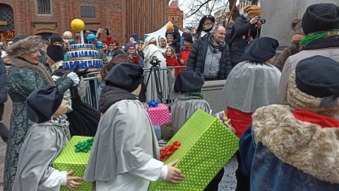 Mikołaj Kopernik wziął udział w pochodzie i otrzymał urodziny tort. Weekend w Toruniu stoi pod znakiem 550. rocznicy urodzin wybitnego astronoma/Fot. i wideo Monika Kaczyńska