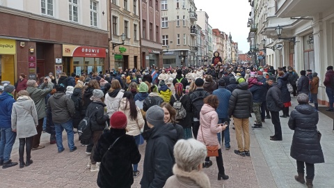 Mikołaj Kopernik wziął udział w pochodzie i otrzymał urodziny tort. Weekend w Toruniu stoi pod znakiem 550. rocznicy urodzin wybitnego astronoma/Fot. i wideo Monika Kaczyńska