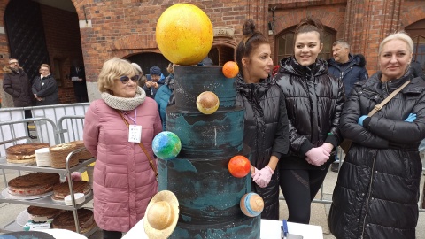 Mikołaj Kopernik wziął udział w pochodzie i otrzymał urodziny tort. Weekend w Toruniu stoi pod znakiem 550. rocznicy urodzin wybitnego astronoma/Fot. i wideo Monika Kaczyńska