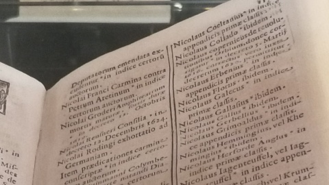 W Ratuszu Staromiejskim otwarto wystawę „Ze wszech miar godna przeczytania. Wokół De revolutionibus”. Zawiera ona wydania najstarszych i najsłynniejszych Mikołaja Kopernika/Fot. Iwona Muszytowska–Rzeszotek