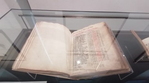 W Ratuszu Staromiejskim otwarto wystawę „Ze wszech miar godna przeczytania. Wokół De revolutionibus”. Zawiera ona wydania najstarszych i najsłynniejszych Mikołaja Kopernika/Fot. Iwona Muszytowska–Rzeszotek